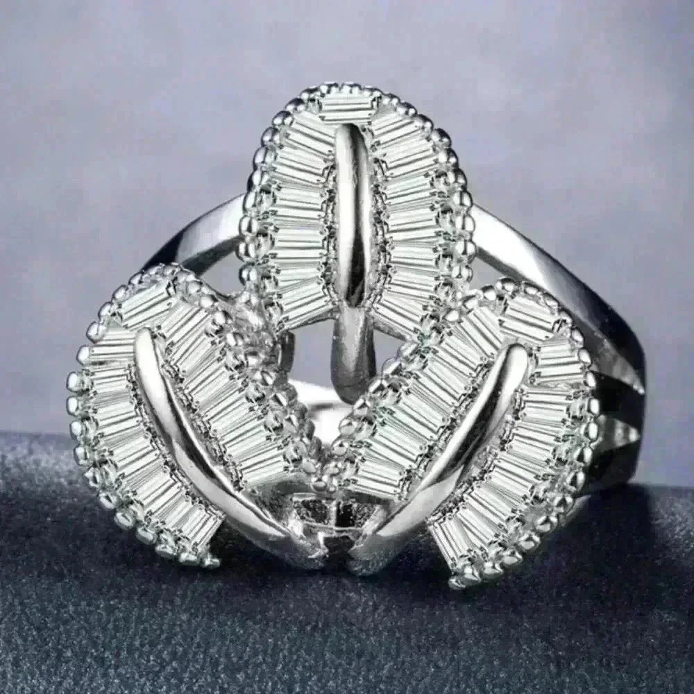 🍁 New Creative Design 3 Leaf Shaped Luxury Ring, GPMB1498